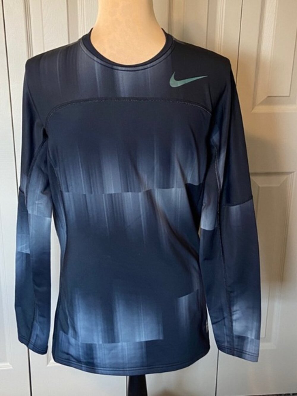 Nike Pro Hyperwarm Fitted Men’s Long Sleeve Black Graphic Cold-Weather Small